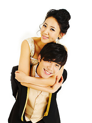 포토 JPG 스튜디오촬영 커플 드레스 여자 기념일 남자 포즈 결혼 실내 서기 미소 웃음 사람 동양인 정장 턱시도 손짓 이벤트 상반신 두명 앞모습 한국인 미니드레스 업기 업어주기 국내포토 옷 뷰포인트 관계 모션 표정 인종 내부 파일형식