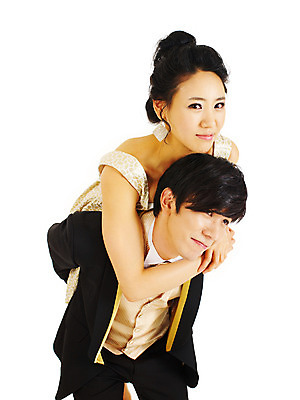 포토 JPG 스튜디오촬영 커플 드레스 여자 기념일 남자 포즈 결혼 실내 서기 미소 웃음 사람 동양인 정장 턱시도 손짓 이벤트 상반신 두명 앞모습 한국인 미니드레스 업기 업어주기 국내포토 옷 뷰포인트 관계 모션 표정 인종 내부 파일형식