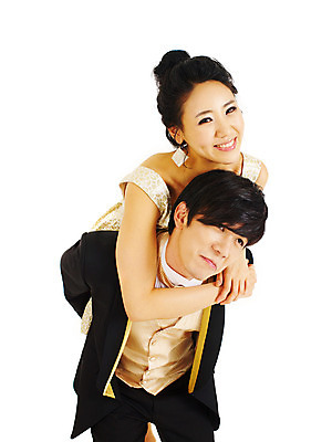 포토 JPG 스튜디오촬영 커플 드레스 여자 기념일 남자 포즈 결혼 실내 서기 미소 웃음 사람 동양인 정장 턱시도 손짓 이벤트 상반신 두명 앞모습 한국인 미니드레스 업기 업어주기 국내포토 옷 뷰포인트 관계 모션 표정 인종 내부 파일형식