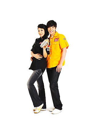 포토 JPG 스튜디오촬영 전신 직업 커플 여자 남자 결혼 컨셉 실내 서기 미소 웃음 들기 누끼 사람 동양인 손짓 이벤트 20대 성인 두명 청춘 기댐 한국인 칵테일 커플티 바텐더 이벤트의상 칵테일쉐이크 청년만 성인만 국내포토 옷 관계 모션 주류 표정 인종 청년 내부 커플룩 쉐이크 파일형식