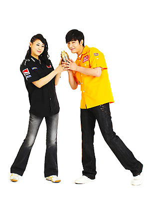 포토 JPG 스튜디오촬영 전신 직업 커플 여자 남자 결혼 컨셉 실내 미소 웃음 들기 누끼 사람 동양인 손짓 이벤트 20대 성인 두명 청춘 한국인 칵테일 커플티 바텐더 이벤트의상 칵테일쉐이크 청년만 성인만 국내포토 옷 관계 모션 주류 표정 인종 청년 내부 커플룩 쉐이크 파일형식