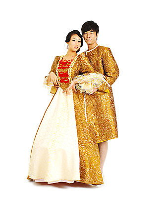 포토 JPG 스튜디오촬영 전신 커플 드레스 여자 남자 포즈 결혼 컨셉 실내 서기 미소 웃음 누끼 사람 동양인 손짓 이벤트 20대 성인 두명 청춘 파티 한국인 춤 자신감 중세 이벤트의상 중세드레스 중세의상 청년만 성인만 국내포토 옷 감정 관계 모션 문화예술 표정 인종 청년 내부 역사 전통의상 파일형식