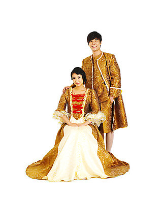 포토 JPG 스튜디오촬영 전신 커플 드레스 여자 남자 포즈 결혼 컨셉 실내 서기 미소 웃음 누끼 사람 앉기 동양인 손짓 이벤트 20대 성인 두명 앞모습 청춘 파티 한국인 춤 중세 이벤트의상 중세드레스 중세의상 청년만 성인만 국내포토 옷 뷰포인트 관계 모션 문화예술 표정 인종 청년 내부 역사 전통의상 파일형식