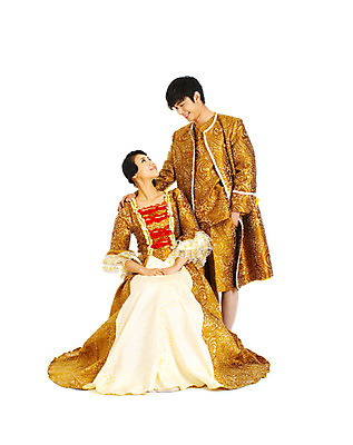 포토 JPG 스튜디오촬영 전신 커플 드레스 여자 남자 포즈 결혼 컨셉 실내 사랑 서기 미소 웃음 누끼 사람 앉기 동양인 손짓 이벤트 20대 성인 두명 청춘 파티 마주보기 다정 한국인 춤 중세 이벤트의상 중세드레스 중세의상 청년만 성인만 국내포토 옷 감정 관계 모션 문화예술 표정 인종 청년 내부 역사 전통의상 파일형식