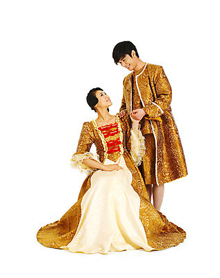 포토 JPG 스튜디오촬영 전신 커플 드레스 여자 남자 포즈 결혼 컨셉 실내 사랑 서기 미소 웃음 누끼 사람 앉기 동양인 손짓 이벤트 20대 성인 두명 청춘 파티 마주보기 손잡기 다정 한국인 춤 중세 이벤트의상 중세드레스 중세의상 청년만 성인만 국내포토 옷 감정 관계 모션 문화예술 표정 인종 청년 내부 역사 전통의상 파일형식