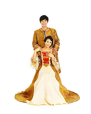 포토 JPG 스튜디오촬영 전신 커플 드레스 여자 남자 포즈 결혼 컨셉 실내 서기 미소 웃음 누끼 사람 앉기 동양인 손짓 이벤트 20대 성인 두명 앞모습 청춘 파티 한국인 춤 중세 이벤트의상 중세드레스 중세의상 청년만 성인만 국내포토 옷 뷰포인트 관계 모션 문화예술 표정 인종 청년 내부 역사 전통의상 파일형식