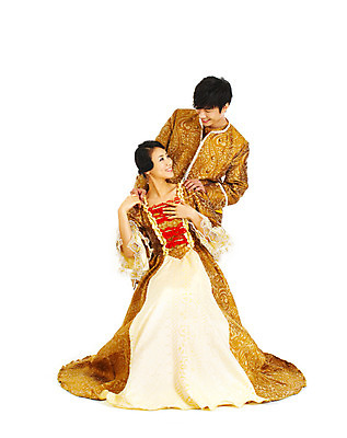 포토 JPG 스튜디오촬영 전신 커플 드레스 여자 남자 포즈 결혼 컨셉 실내 서기 미소 웃음 누끼 사람 앉기 동양인 손짓 이벤트 20대 성인 두명 청춘 파티 마주보기 한국인 춤 중세 이벤트의상 중세드레스 중세의상 청년만 성인만 국내포토 옷 관계 모션 문화예술 표정 인종 청년 내부 역사 전통의상 파일형식