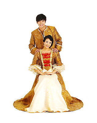 포토 JPG 스튜디오촬영 전신 커플 드레스 여자 남자 포즈 결혼 컨셉 실내 서기 미소 웃음 누끼 사람 앉기 동양인 손짓 이벤트 20대 성인 두명 앞모습 청춘 파티 한국인 춤 중세 이벤트의상 중세드레스 중세의상 청년만 성인만 국내포토 옷 뷰포인트 관계 모션 문화예술 표정 인종 청년 내부 역사 전통의상 파일형식