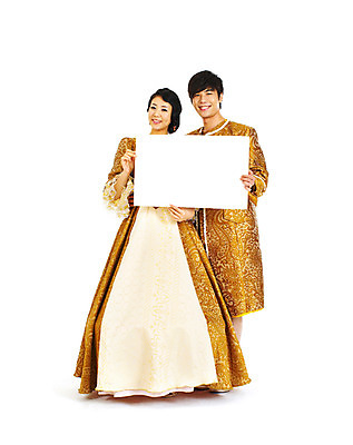 포토 JPG 스튜디오촬영 전신 커플 드레스 여자 남자 결혼 컨셉 안내 알림판 실내 서기 미소 웃음 들기 누끼 사람 동양인 손짓 이벤트 20대 성인 두명 앞모습 청춘 파티 한국인 춤 중세 알림 이벤트의상 중세드레스 중세의상 청년만 성인만 국내포토 옷 뷰포인트 관계 모션 문화예술 표정 인종 청년 내부 역사 전통의상 파일형식