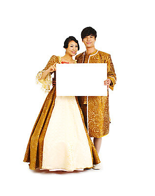 포토 JPG 스튜디오촬영 전신 커플 드레스 여자 남자 결혼 컨셉 안내 알림판 실내 서기 미소 웃음 들기 누끼 사람 동양인 손짓 이벤트 20대 성인 두명 앞모습 청춘 파티 한국인 춤 중세 알림 이벤트의상 중세드레스 중세의상 청년만 성인만 국내포토 옷 뷰포인트 관계 모션 문화예술 표정 인종 청년 내부 역사 전통의상 파일형식