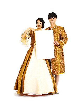 포토 JPG 스튜디오촬영 전신 커플 드레스 여자 남자 결혼 컨셉 안내 알림판 실내 서기 미소 웃음 들기 누끼 사람 동양인 손짓 이벤트 20대 성인 두명 앞모습 청춘 파티 한국인 가리킴 춤 중세 알림 이벤트의상 중세드레스 중세의상 청년만 성인만 국내포토 옷 뷰포인트 관계 모션 문화예술 표정 인종 청년 내부 역사 전통의상 파일형식