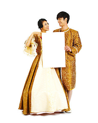 포토 JPG 스튜디오촬영 전신 커플 드레스 여자 남자 결혼 컨셉 안내 알림판 실내 서기 미소 웃음 들기 누끼 사람 동양인 손짓 이벤트 20대 성인 두명 청춘 파티 마주보기 한국인 가리킴 춤 중세 알림 이벤트의상 중세드레스 중세의상 청년만 성인만 국내포토 옷 관계 모션 문화예술 표정 인종 청년 내부 역사 전통의상 파일형식