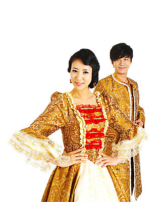 포토 JPG 스튜디오촬영 커플 드레스 여자 남자 포즈 결혼 컨셉 실내 미소 웃음 누끼 사람 동양인 손짓 이벤트 상반신 20대 성인 두명 청춘 파티 한국인 춤 자신감 중세 동료 이벤트의상 사교댄스 중세드레스 중세의상 청년만 성인만 국내포토 옷 감정 관계 모션 문화예술 표정 인종 청년 내부 역사 전통의상 파일형식