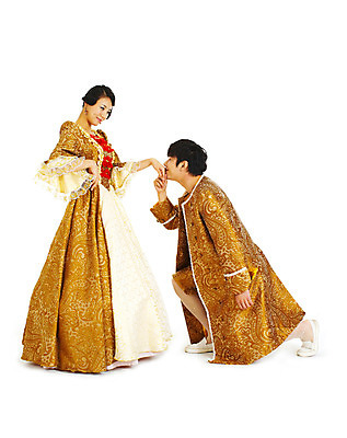 포토 JPG 스튜디오촬영 전신 커플 드레스 여자 남자 포즈 결혼 컨셉 키스 실내 미소 누끼 사람 동양인 손짓 이벤트 20대 성인 두명 청춘 파티 손잡기 한국인 춤 인사 중세 동료 이벤트의상 사교댄스 중세드레스 중세의상 청년만 성인만 국내포토 옷 관계 모션 문화예술 표정 인종 청년 내부 예절 역사 전통의상 애정표현 파일형식