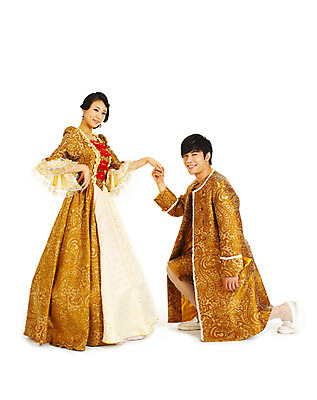 포토 JPG 스튜디오촬영 전신 커플 드레스 여자 남자 포즈 결혼 컨셉 실내 미소 누끼 사람 동양인 손짓 이벤트 20대 성인 두명 청춘 파티 손잡기 한국인 춤 인사 중세 동료 즐거움 이벤트의상 사교댄스 왈츠 중세드레스 중세의상 청년만 성인만 국내포토 옷 감정 관계 모션 문화예술 표정 인종 청년 내부 예절 역사 전통의상 파일형식