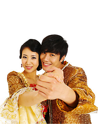 포토 JPG 스튜디오촬영 커플 드레스 여자 남자 포즈 결혼 컨셉 실내 미소 사람 동양인 손짓 이벤트 상반신 20대 성인 두명 청춘 파티 손잡기 한국인 춤 중세 동료 즐거움 이벤트의상 사교댄스 왈츠 중세드레스 중세의상 청년만 성인만 국내포토 옷 감정 관계 모션 문화예술 표정 인종 청년 내부 역사 전통의상 파일형식