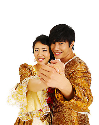 포토 JPG 스튜디오촬영 커플 드레스 여자 남자 포즈 결혼 컨셉 실내 미소 누끼 사람 동양인 손짓 이벤트 상반신 20대 성인 두명 청춘 파티 손잡기 한국인 춤 중세 동료 즐거움 이벤트의상 사교댄스 왈츠 중세드레스 중세의상 청년만 성인만 국내포토 옷 감정 관계 모션 문화예술 표정 인종 청년 내부 역사 전통의상 파일형식