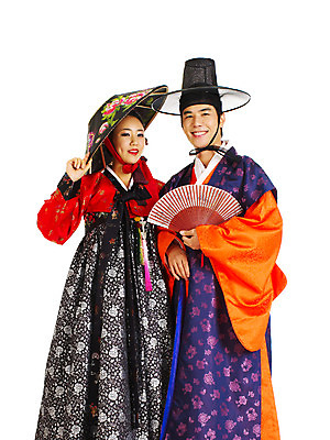 포토 JPG 스튜디오촬영 한국전통 커플 여자 남자 포즈 결혼 컨셉 장신구 실내 서기 미소 웃음 누끼 사람 동양인 손짓 이벤트 상반신 20대 성인 두명 앞모습 청춘 치마 한국인 부채 전통의상 한복 노리개 저고리 두루마기 이벤트의상 기생갓 쓰개 어우동갓 어우동모자 청년만 성인만 국내포토 갓모자 모자_잡화 전통 옷 뷰포인트 관계 모션 하의 전통소품 한국 표정 인종 청년 내부 갓_모자 파일형식