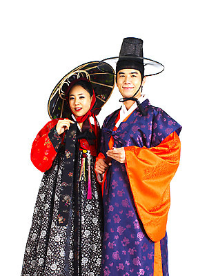 포토 JPG 스튜디오촬영 한국전통 커플 여자 남자 포즈 결혼 컨셉 장신구 실내 서기 미소 웃음 누끼 사람 동양인 손짓 이벤트 상반신 20대 성인 두명 앞모습 청춘 치마 한국인 부채 전통의상 한복 노리개 저고리 두루마기 이벤트의상 기생갓 쓰개 어우동갓 어우동모자 청년만 성인만 국내포토 갓모자 모자_잡화 전통 옷 뷰포인트 관계 모션 하의 전통소품 한국 표정 인종 청년 내부 갓_모자 파일형식