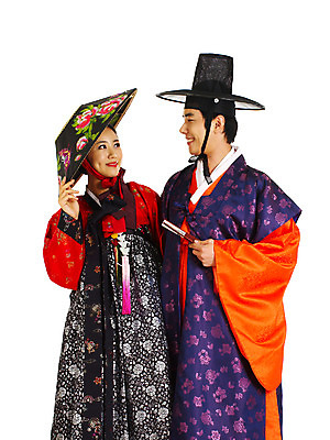 포토 JPG 스튜디오촬영 한국전통 커플 여자 남자 포즈 결혼 컨셉 장신구 실내 서기 미소 웃음 누끼 사람 동양인 손짓 이벤트 상반신 20대 성인 두명 앞모습 청춘 치마 마주보기 한국인 부채 전통의상 한복 노리개 저고리 두루마기 이벤트의상 기생갓 쓰개 어우동갓 어우동모자 청년만 성인만 국내포토 갓모자 모자_잡화 전통 옷 뷰포인트 관계 모션 하의 전통소품 한국 표정 인종 청년 내부 갓_모자 파일형식