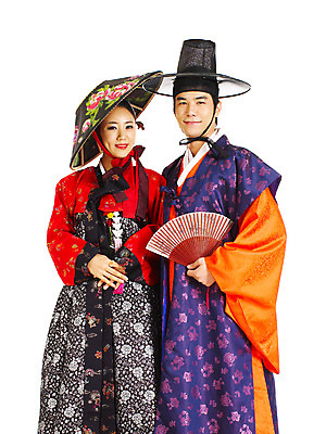 포토 JPG 스튜디오촬영 한국전통 커플 여자 남자 포즈 결혼 컨셉 장신구 실내 서기 미소 웃음 누끼 사람 동양인 손짓 이벤트 상반신 20대 성인 두명 앞모습 청춘 치마 한국인 부채 전통의상 한복 노리개 저고리 두루마기 이벤트의상 기생갓 쓰개 어우동갓 어우동모자 청년만 성인만 국내포토 갓모자 모자_잡화 전통 옷 뷰포인트 관계 모션 하의 전통소품 한국 표정 인종 청년 내부 갓_모자 파일형식