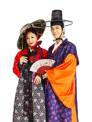 포토 JPG 스튜디오촬영 한국전통 커플 여자 남자 포즈 결혼 컨셉 장신구 실내 서기 미소 웃음 누끼 사람 동양인 손짓 이벤트 상반신 20대 성인 두명 앞모습 청춘 치마 한국인 부채 전통의상 한복 저고리 두루마기 이벤트의상 기생갓 쓰개 어우동갓 어우동모자 청년만 성인만 국내포토 갓모자 모자_잡화 전통 옷 뷰포인트 관계 모션 하의 전통소품 한국 표정 인종 청년 내부 갓_모자 파일형식