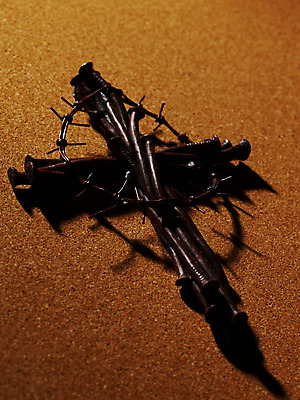 포토 JPG 스튜디오촬영 기호 기독교 종교 상징 백그라운드 십자가 종교용품 기독교용품 그림자 사람없음 교회 가시 오브젝트 괴로움 국내포토 문자 감정 종교건축 실내 건물 파일형식