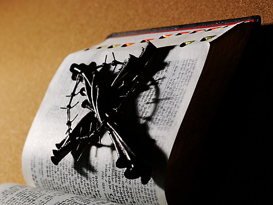 포토 JPG 스튜디오촬영 기독교 종교 상징 십자가 종교용품 기독교용품 사람없음 교회 성경 가시 오브젝트 괴로움 국내포토 감정 종교건축 실내 건물 파일형식