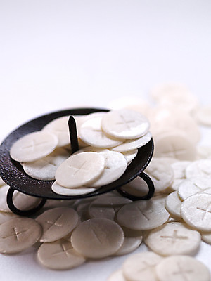 포토 JPG 스튜디오촬영 종교 음식 촛불 종교용품 이벤트 사람없음 식사 천주교 의식 오브젝트 촛대 천주교용품 밀떡 밀빵 성찬식 성찬전병 성체 영성체 국내포토 빵 초 떡 실내 파일형식