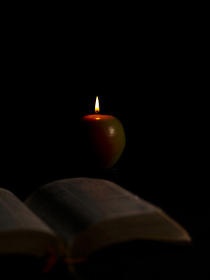 포토 JPG 스튜디오촬영 기독교 종교 백그라운드 초 촛불 종교용품 기독교용품 사람없음 빛 교회 성경 어둠 의식 오브젝트 국내포토 종교건축 실내 건물 파일형식