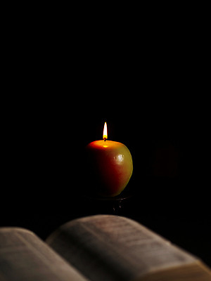 포토 JPG 스튜디오촬영 기독교 종교 백그라운드 초 촛불 종교용품 기독교용품 사람없음 빛 교회 성경 어둠 의식 오브젝트 국내포토 종교건축 실내 건물 파일형식