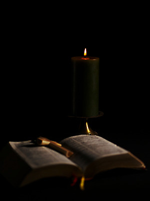 포토 JPG 스튜디오촬영 기독교 종교 백그라운드 십자가 초 촛불 종교용품 기독교용품 사람없음 빛 교회 성경 어둠 의식 오브젝트 국내포토 종교건축 실내 건물 파일형식