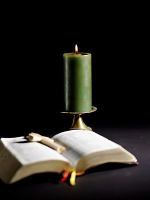 포토 JPG 스튜디오촬영 기독교 종교 백그라운드 십자가 초 촛불 종교용품 기독교용품 사람없음 빛 교회 성경 어둠 의식 오브젝트 국내포토 종교건축 실내 건물 파일형식