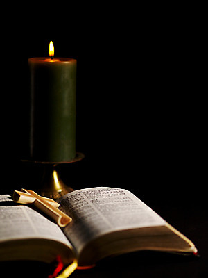 포토 JPG 스튜디오촬영 기독교 종교 백그라운드 십자가 초 촛불 종교용품 기독교용품 사람없음 빛 교회 성경 어둠 의식 오브젝트 국내포토 종교건축 실내 건물 파일형식