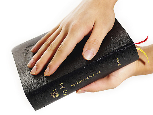 포토 JPG 스튜디오촬영 손 기독교 종교 손짓 신체부위 교회 성경 오브젝트 국내포토 종교용품 종교건축 모션 실내 사람 건물 파일형식