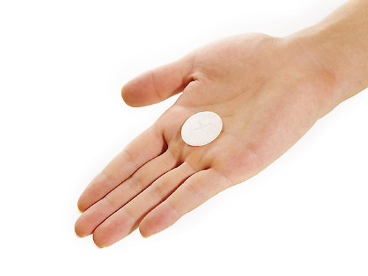 포토 JPG 스튜디오촬영 손 종교 음식 이벤트 신체부위 식사 천주교 의식 오브젝트 밀떡 밀빵 성찬식 성찬전병 성체 영성체 국내포토 빵 떡 실내 사람 파일형식