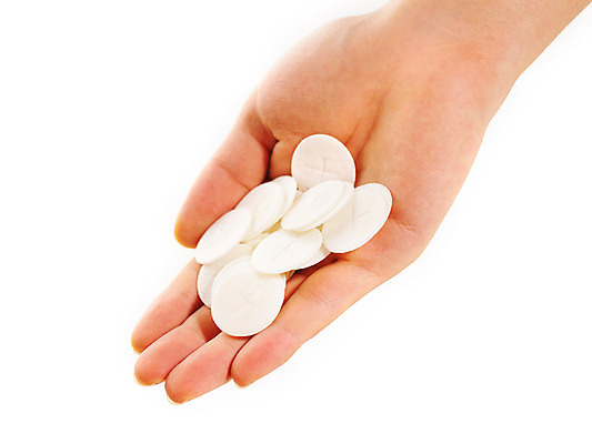 포토 JPG 스튜디오촬영 손 종교 음식 이벤트 신체부위 식사 천주교 의식 오브젝트 밀떡 밀빵 성찬식 성찬전병 성체 영성체 국내포토 빵 떡 실내 사람 파일형식