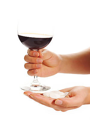 포토 JPG 스튜디오촬영 손 종교 음료 음식 잔 손짓 신체부위 와인 식사 천주교 의식 오브젝트 밀떡 밀빵 성찬식 성찬전병 성체 영성체 국내포토 식기 빵 모션 떡 주류 실내 사람 파일형식