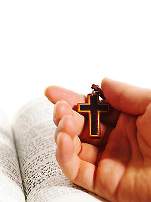 포토 JPG 스튜디오촬영 손 기독교 종교 상징 십자가 손짓 신체부위 교회 성경 오브젝트 국내포토 종교용품 종교건축 모션 실내 사람 건물 파일형식