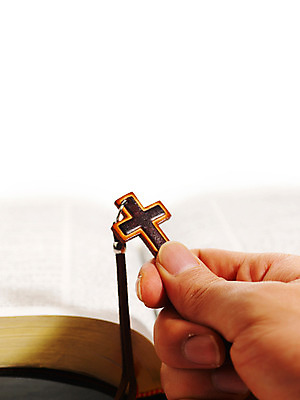 포토 JPG 스튜디오촬영 손 기독교 종교 상징 십자가 손짓 신체부위 교회 성경 오브젝트 국내포토 종교용품 종교건축 모션 실내 사람 건물 파일형식