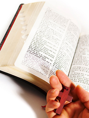 포토 JPG 스튜디오촬영 손 기독교 종교 상징 십자가 손짓 신체부위 교회 성경 기도 오브젝트 국내포토 종교용품 종교건축 모션 실내 사람 건물 파일형식