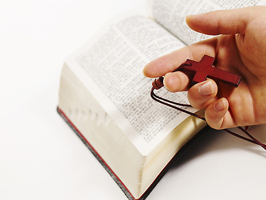 포토 JPG 스튜디오촬영 손 기독교 종교 상징 십자가 사람 손짓 신체부위 교회 성경 기도 오브젝트 국내포토 종교용품 종교건축 모션 실내 건물 파일형식