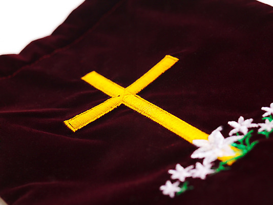 포토 JPG 스튜디오촬영 기독교 종교 상징 십자가 돈 꽃무늬 종교용품 기독교용품 선물 사람없음 장식 교회 오브젝트 예물 헌금 헌금함 국내포토 꽃 무늬 종교건축 실내 건물 재산 파일형식