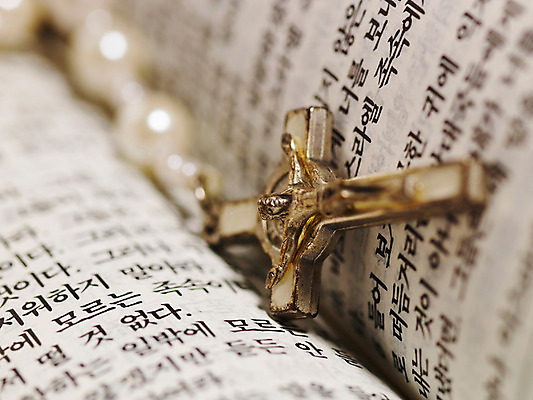 포토 JPG 스튜디오촬영 기독교 종교 상징 십자가 종교용품 근접촬영 사람없음 성경 천주교 오브젝트 천주교용품 묵주 성물 국내포토 뷰포인트 실내 파일형식