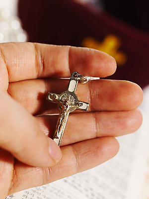 포토 JPG 스튜디오촬영 손 기독교 종교 상징 십자가 신체 손짓 신체부위 성경 천주교 오브젝트 묵주 성물 국내포토 종교용품 모션 실내 사람 천주교용품 파일형식