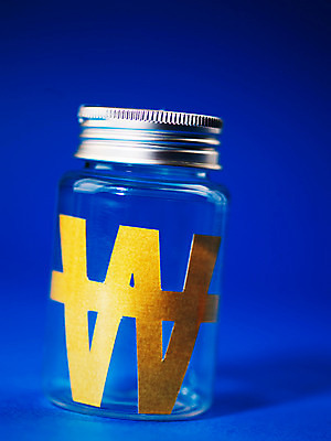 포토 JPG 문자 기호 상징 돈 표시 유리병 사람없음 금융 경제 노란색 원화 화폐기호 병 통화 역슬래시 국내포토 식기 컬러 모션 병_용기 재산 화폐 파일형식