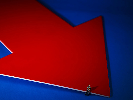 포토 JPG 문자 기호 남자 화살표 인형 상징 인체모형 표시 그림자 사람없음 빨간색 모형 피규어 떨어짐 하락 방향 프라모델 남자만 국내포토 컬러 컨셉 사람 장난감 미니어처 파일형식