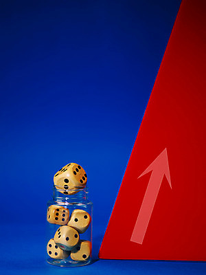 포토 JPG 화살표 생활용품 표시 유리병 사람없음 빨간색 경제 놀이용품 병 오브젝트 주사위 상승 오르기 주사위놀이 상향 국내포토 식기 컬러 컨셉 모션 놀이 병_용기 파일형식