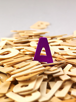 포토 JPG 문자 기호 알파벳 영어 교육 조각 사람없음 목재 보라색 오브젝트 A 국내포토 나무 컬러 재료 파일형식