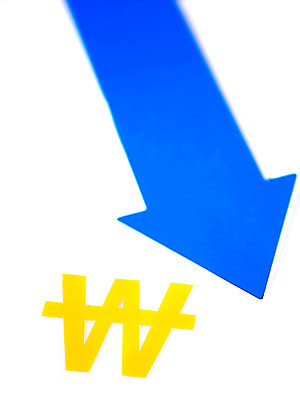 포토 JPG 문자 기호 화살표 상징 돈 표시 사람없음 금융 경제 파란색 원화 화폐기호 떨어짐 하락 통화 국내포토 컬러 컨셉 모션 재산 화폐 파일형식